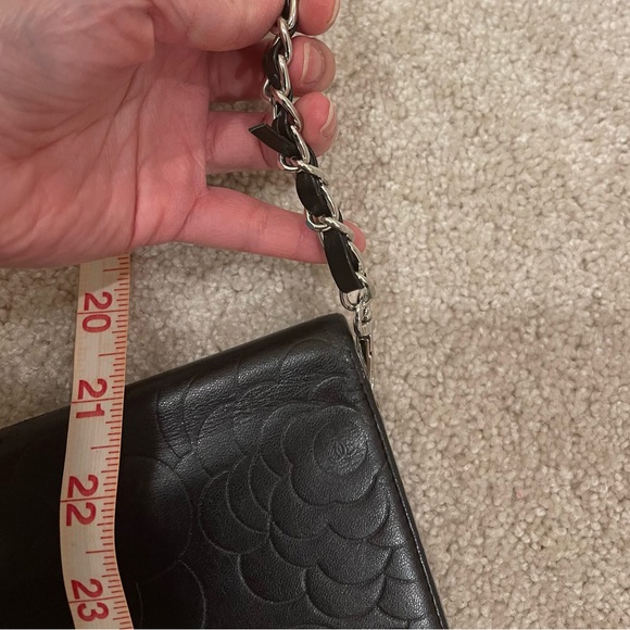 Vintage Chanel camellia lambskin wallet with chain - Picture 16 of 16
